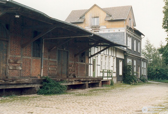 Bahnhofsgebäude und Güterabfertigung von der Strassenseite